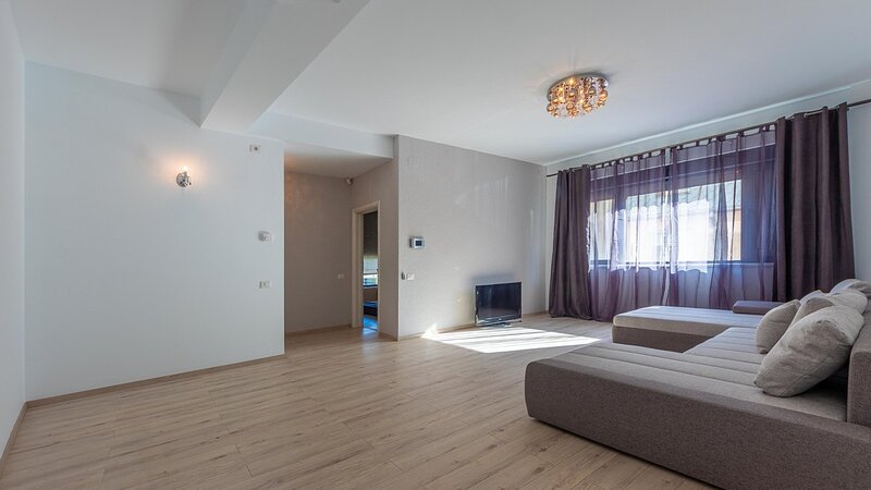 Banu Manta, parter inalt 5 camere, 156 mp nou