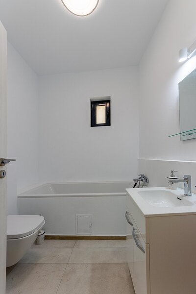 Banu Manta, parter inalt 5 camere, 156 mp nou