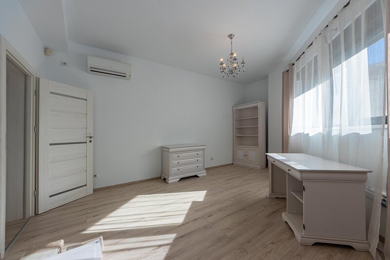 Banu Manta, parter inalt 5 camere, 156 mp nou