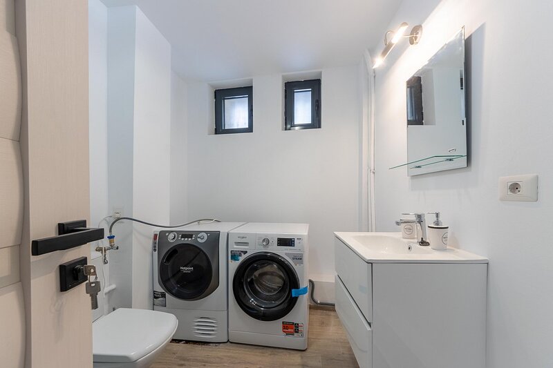 Banu Manta, parter inalt 5 camere, 156 mp nou