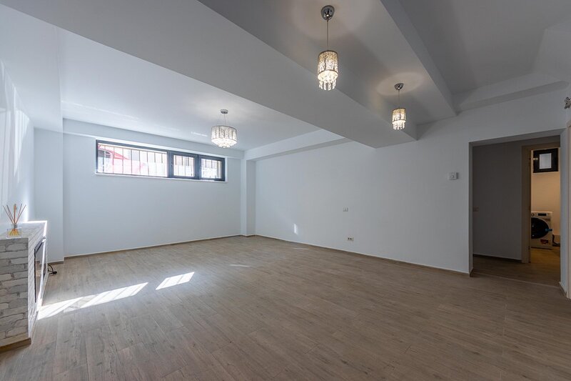 Banu Manta, parter inalt 5 camere, 156 mp nou