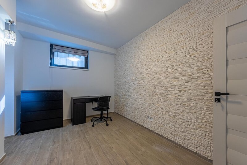 Banu Manta, parter inalt 5 camere, 156 mp nou